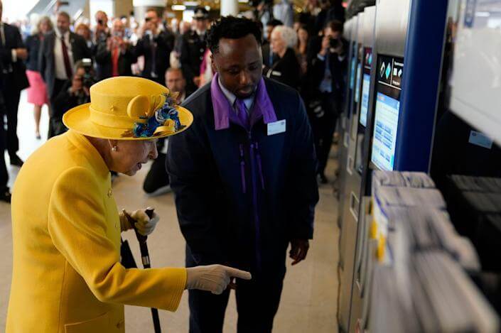 Queen_Using_Oyster_Card.jpeg