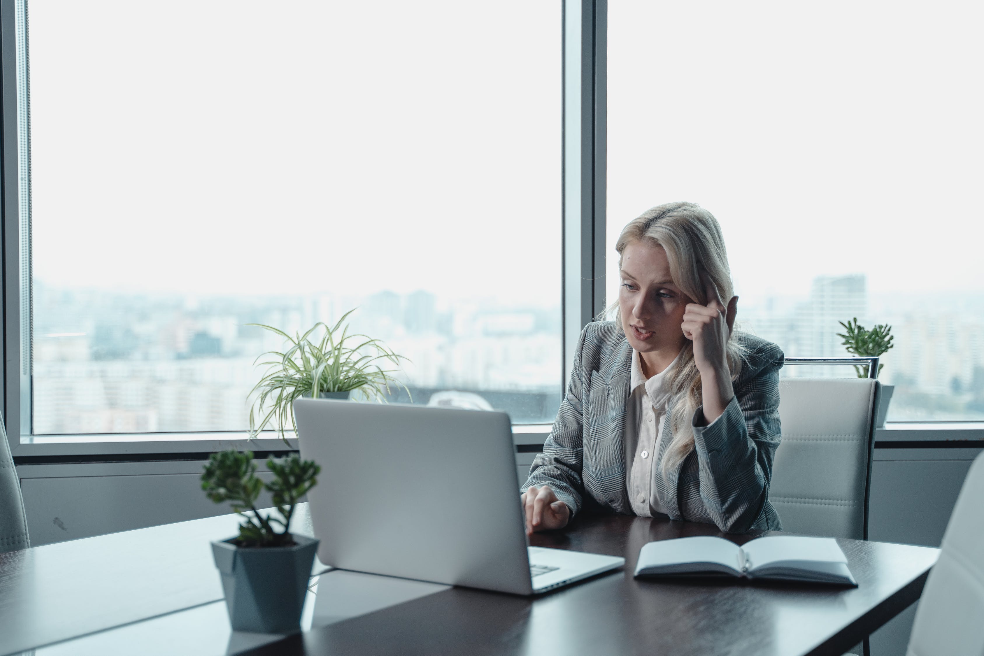 4 Reasons Why Successful CEOs Need a Chief of Staff and Not a COO