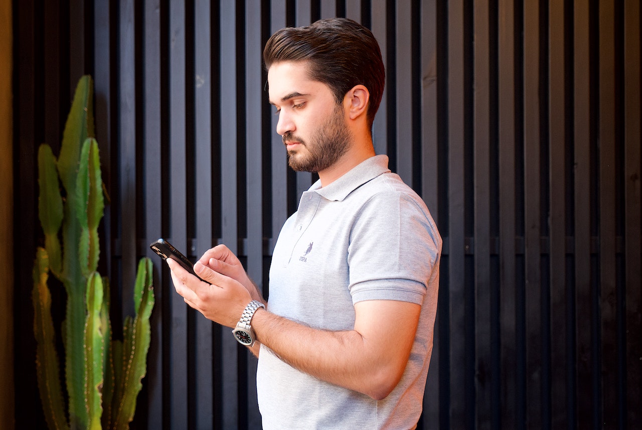 Designing for Mobile First: Key Considerations for UX/UI Designers