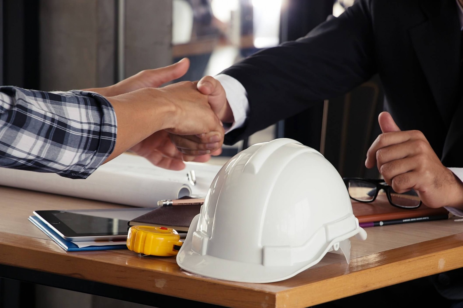 safety-hat-with-with-hand-shaking-background_t20_nedJjO.jpg